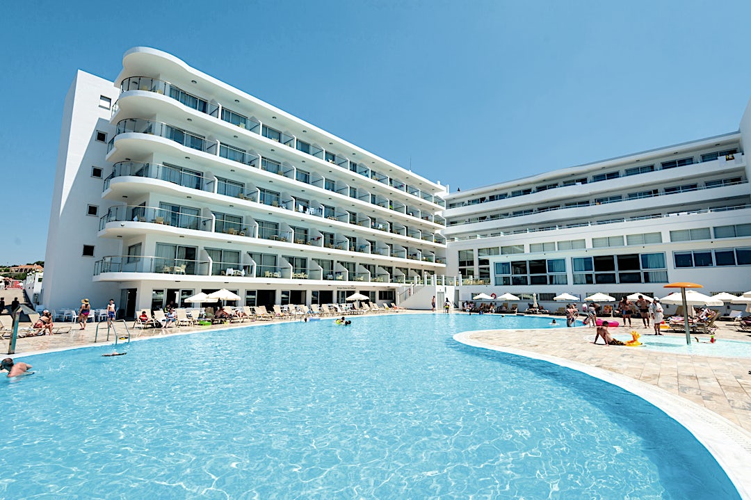 Tofinis Ayia Napa Cypern hotellrum mot poolområdet