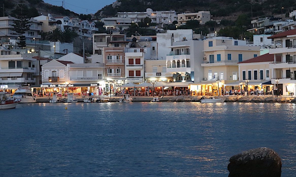 hamnen-ikarpathos-stad-grekland