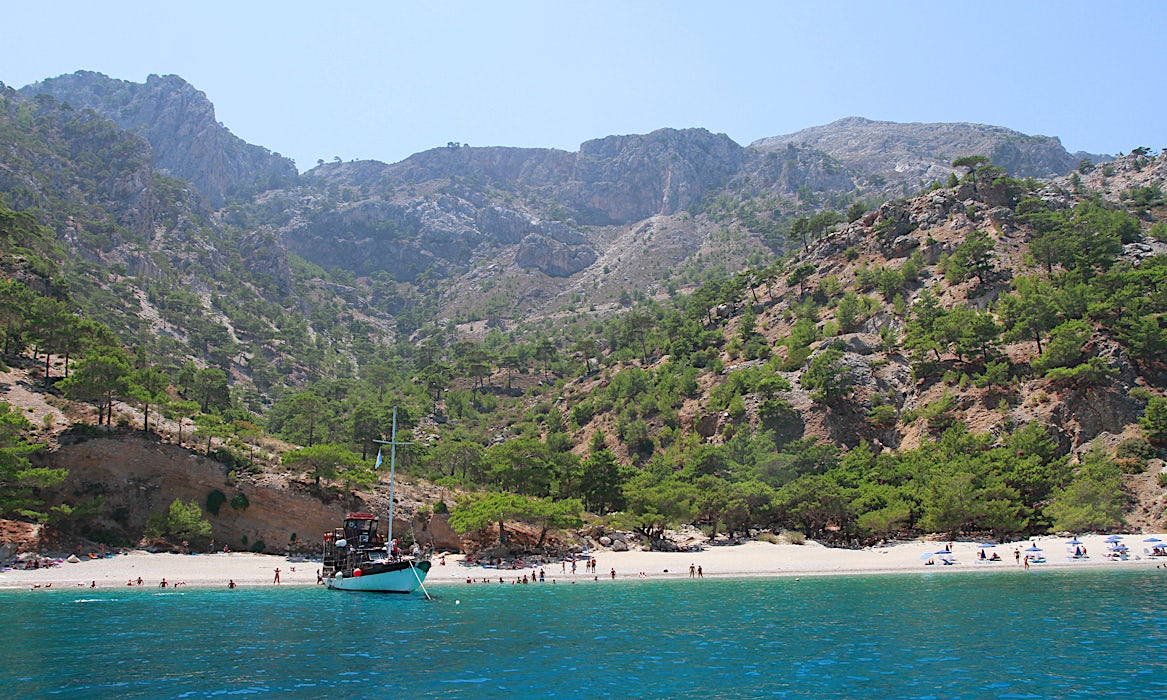 båt-vid-strand-karpathos-grekland